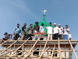 Pengangkatan Kubah Masjid Jami Al-Barokah di Desa Sumber Urip Berlangsung Khidmat