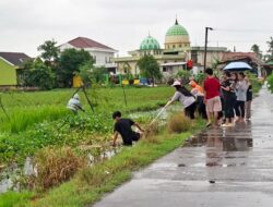 Pemdes Karangjaya dan Mahasiswa UNSIKA Gelar Aksi Bersih Kali Kecil, Hujan Tak Surutkan Semangat Gotong Royong