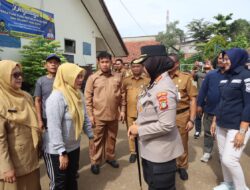 Kades Ciantra Turun Langsung Dampingi Kapolres Cek Atap Roboh SMPN 3 Cikarang Selatan