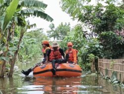 Banjir Isolir Dua Kampung di Pebayuran Bekasi, BPBD Bersama Tim Relawan TRAMP Evakuasi Lansia