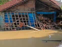Banjir Tiga Kali Berturut-Turut Terjang Bojongsari, 1.250 KK Terdampak, Satu Rumah Warga Roboh