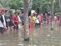 Genangan Tak Kunjung Surut, Banjir Puri Nirwana Residence Diwarnai Aktivitas Memancing Warga