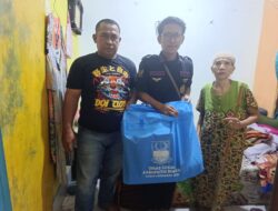 Dinsos Kabupaten Bekasi Salurkan Bantuan Sembako untuk Lansia di Sukatani, Dua Warga Terima Manfaat