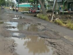 Di Tengah Gencarnya Pembangunan Jalan Gubernur Jabar, Akses Kantor Kecamatan Sukawangi Justru Rusak Parah
