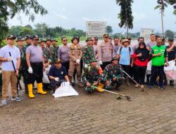 Sinergitas TNI–Polri dan Muspika Setu Gelar Karya Bakti Serentak Bersihkan Danau Situ Burangkeng