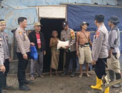 Polsek Pebayuran Tebar Kepedulian, Jum’at Berkah Sentuh Hati Warga Kobak Ceper