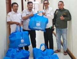 Respons Cepat Dinsos Kabupaten Bekasi, Enam Lansia di Sukakarya Terima Bantuan Sembako