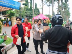 Aksi Humanis Ramadan: Polres Metro Bekasi Gandeng Ormas dan Mahasiswa Berbagi Takjil