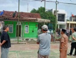 Respon Cepat Laporan Warga, Kades Ciantra Benahi Atap Posyandu yang Bocor