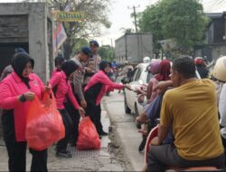 Brimob dan Bhayangkari Berbagi Takjil di Bekasi, Wujud Kepedulian di Bulan Ramadan