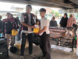 Aksi Mulia URC Karawang Bersatu, Berbagi Takjil dan Santuni Anak Yatim Piatu di Bawah Flyover Interchange Karawang Barat