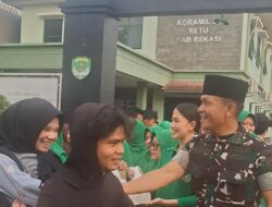 Dandim 0509/Bekasi Letkol Inf Michael Ronald Pimpin Aksi Berbagi Takjil Ramadhan, Pererat Kebersamaan TNI dan Masyarakat