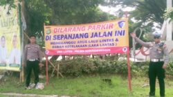 Unit Lantas Polsek Kedungwaringin Pasang Spanduk Larangan Parkir di Titik Rawan, Cegah Kemacetan Dan Kecelakaan Lalu Lintas
