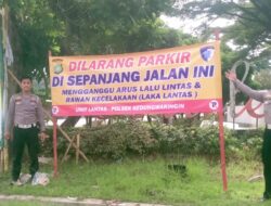 Unit Lantas Polsek Kedungwaringin Pasang Spanduk Larangan Parkir di Titik Rawan, Cegah Kemacetan Dan Kecelakaan Lalu Lintas