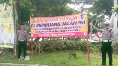 Unit Lantas Polsek Kedungwaringin Pasang Spanduk Larangan Parkir di Titik Rawan, Cegah Kemacetan Dan Kecelakaan Lalu Lintas