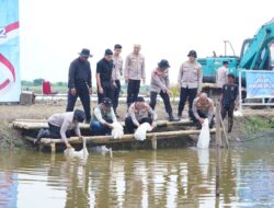 Wakapolda Metro Jaya Pimpin Aksi Nyata, Ribuan Benih Ikan dan Ternak Disalurkan di Bekasi