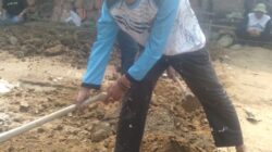 Tak Rela Warganya Tinggal di Rumah Nyaris Roboh, Kades Sumber Urip Turun Langsung Angkat Material Bedah Rumah Kang Kosim