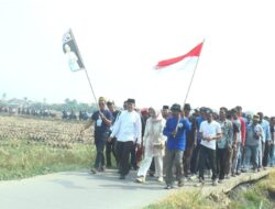 Ribuan Warga Antar Anwar Saepudin Daftar Bakal Calon Kepala Desa Karangjaya, Lantunan Sholawat Iringi Perjalanan