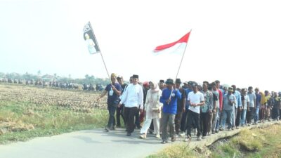 Ribuan Warga Antar Anwar Saepudin Daftar Bakal Calon Kepala Desa Karangjaya, Lantunan Sholawat Iringi Perjalanan