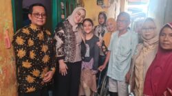 Dr. Hj. Cellica Nurrachadiana dan Asep Saepul Bahri, SKM., MM Serahkan Bantuan Kaki Palsu serta Modal Usaha untuk Fitri