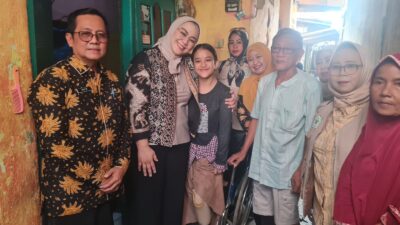 Dr. Hj. Cellica Nurrachadiana dan Asep Saepul Bahri, SKM., MM Serahkan Bantuan Kaki Palsu serta Modal Usaha untuk Fitri