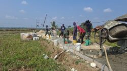 Satgas TMMD 0509/Kab Bekasi dan Warga Mulai Cor Jalan Lingkungan di Sasaran 3, Semangat Gotong Royong Warnai Pembangunan