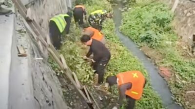 Antisipasi Musim Hujan, Pemdes Ciantra dan Warga Bersihkan Lingkungan serta Saluran Air